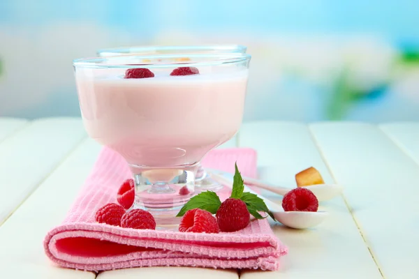 美味酸奶与明亮的背景上的表的莓果 — 图库照片