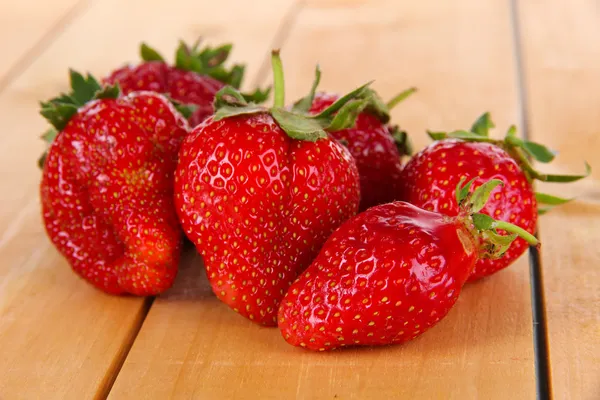 Many strawberries on wooden table — Stock Photo, Image