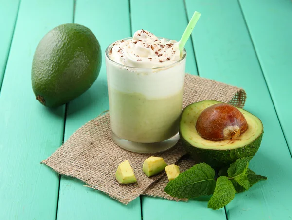 Färsk avokado smoothie på trä bakgrund — Stockfoto