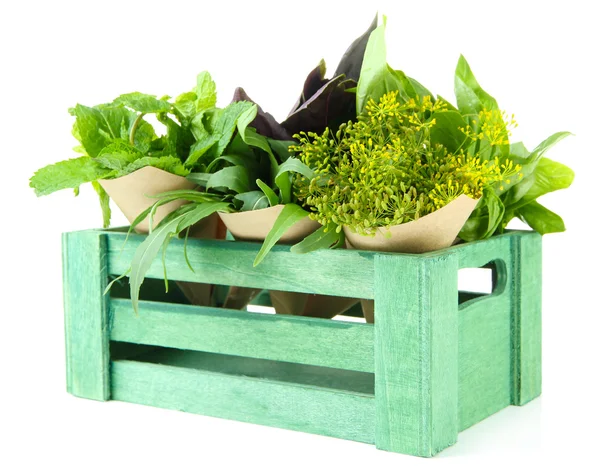 Ervas frescas em caixa de madeira, isoladas sobre branco — Fotografia de Stock