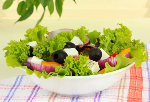 Salada grega na placa na mesa no fundo claro — Fotografia de Stock