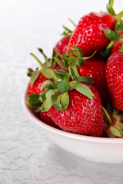 Fraises dans un bol sur fond métallique — Photo