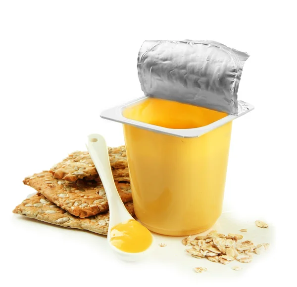Läckra yoghurt i öppna plastmugg, kakor och frukt, isolerad på vit — Stockfoto