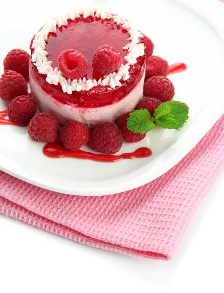 Delicious berry cake on plate close-up — Stock Photo, Image