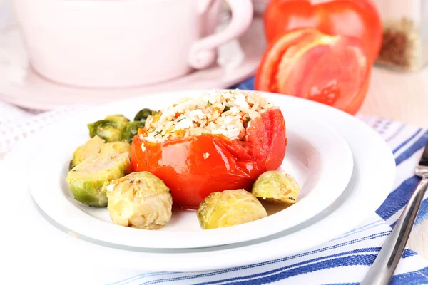 Stuffed tomatoes in plate on wooden table close-up — Stock Photo, Image