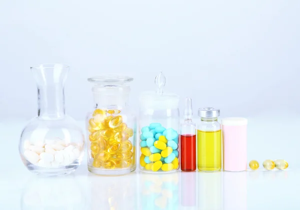 Medicinsk flaskor och piller isolerad på vit — Stockfoto