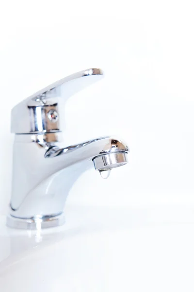 Detail lidské ruce umýt pod kohoutek v koupelně, izolované na bílém — Stock fotografie