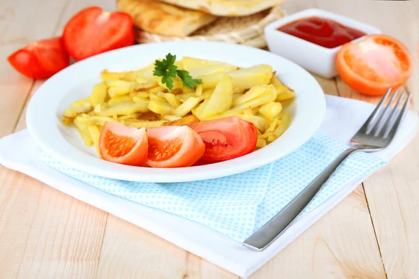 Bratkartoffeln auf Teller auf Holztisch in Großaufnahme — Stockfoto