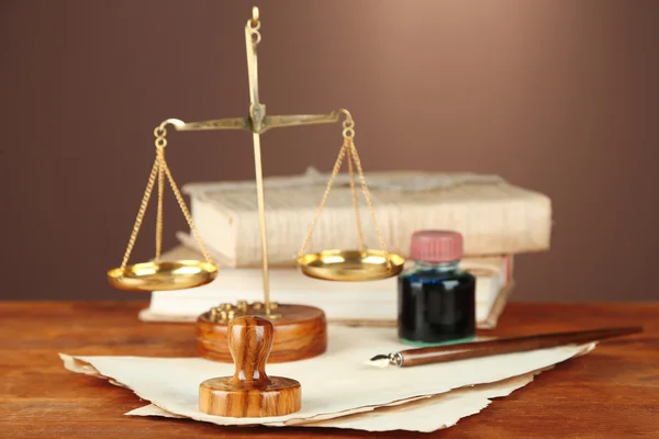 Ξύλινη σφραγίδα, κλίμακες της δικαιοσύνης και των παλαιών εγγράφων σχετικά με ξύλινο τραπέζι — Φωτογραφία Αρχείου