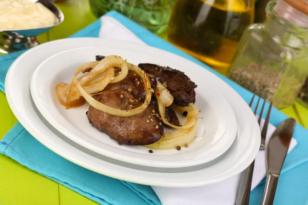 Hígados de pollo frito en plato sobre mesa de madera de cerca — Foto de Stock