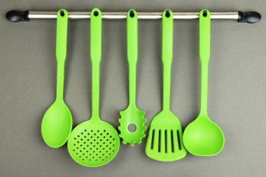 Plastik mutfak eşyaları üzerinde gri arka plan üzerinde gümüş kanca