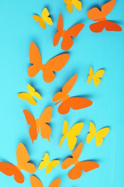 Kağıt kelebekler mavi ahşap tahta zemin üzerine