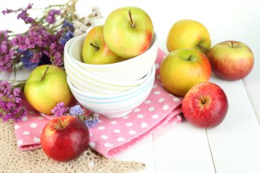 Beyaz ahşap masa üzerinde plaka üzerinde Sulu elmalar