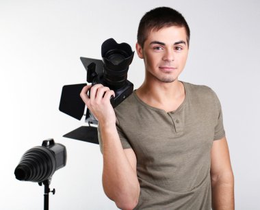 kamerada fotoğraf stüdyosu geçmiş ile yakışıklı fotoğrafçı