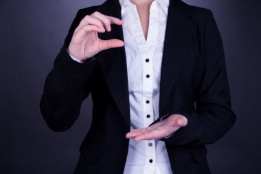 bir şey gri arka plan üzerinde gösterilen eller