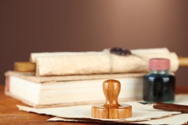 ahşap damga, kitaplar ve ahşap masa üzerinde eski yazılar