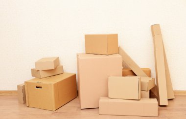 boş oda ile yığın karton: hareketli ev concept