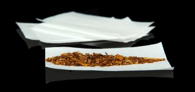Tütün ve siyah izole sarma kağıtları