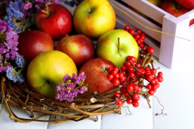 Beyaz ahşap tablo kutusunda Sulu elmalar