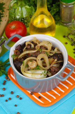 ahşap masa yakın çekim üzerinde tavada kızarmış tavuk ciğeri