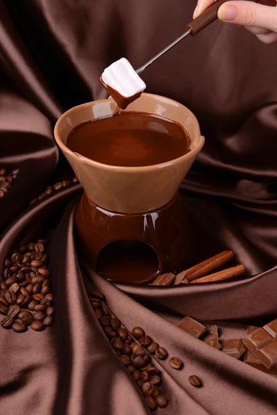 マシュマロ キャンデー、茶色の背景を持つチョコレート ・ フォンデュ — ストック写真