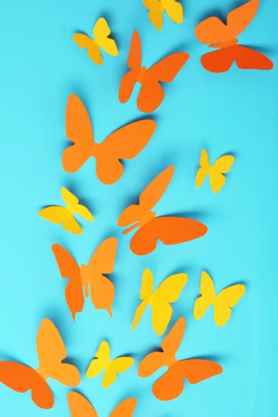 Borboletas de papel no fundo da placa de madeira azul — Fotografia de Stock