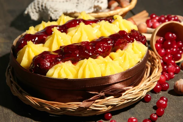Torta caseira frutada saborosa com bagas e nozes, em mesa de madeira cinza — Fotografia de Stock