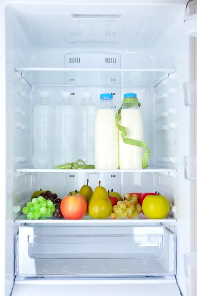 Foto conceptual de la dieta: comida saludable en el refrigerador —  Fotos de Stock