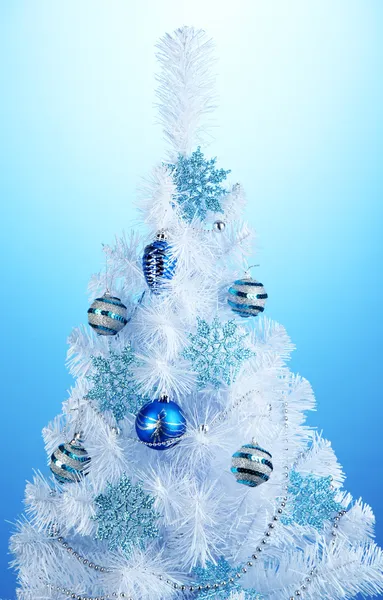 Weißer Weihnachtsbaum auf blauem Hintergrund — Stockfoto