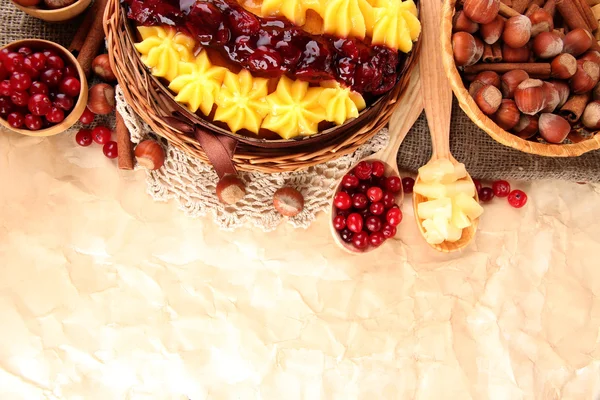 Sabroso pastel casero afrutado con bayas y nueces, sobre fondo marrón —  Fotos de Stock