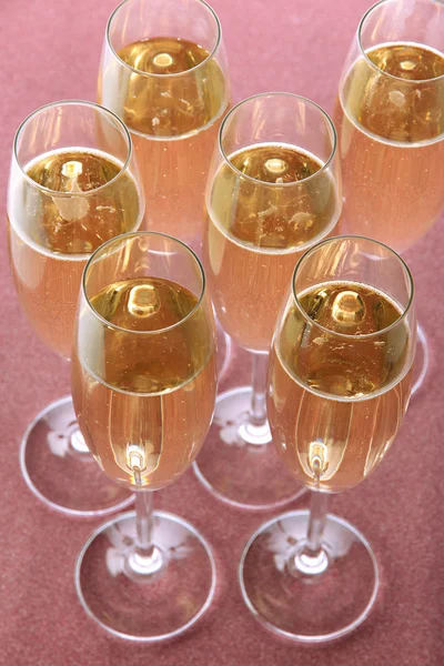 Glazen met champagne op glanzende achtergrond — Stockfoto