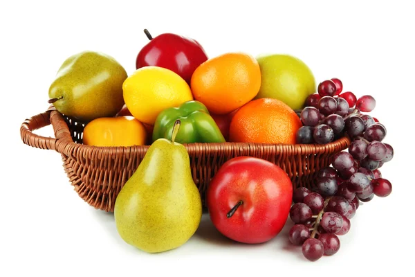 Frutta e verdura diverse in cesto isolato su bianco — Foto Stock