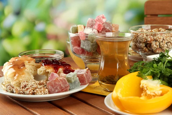 Desayuno turco tradicional en la mesa sobre fondo brillante —  Fotos de Stock