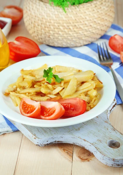 Ruddy stekt potatis på plattan på träbord närbild — Stockfoto