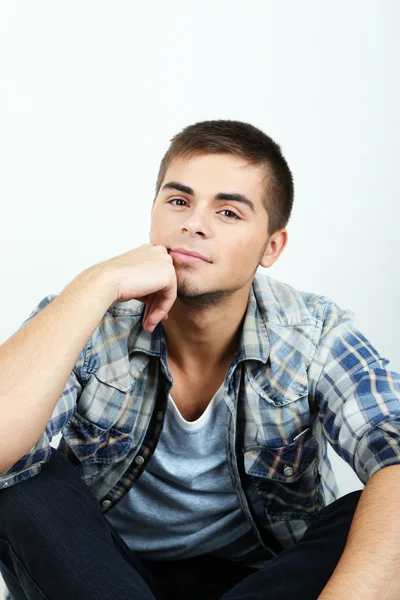 Kerl sitzt auf dem Boden im Zimmer — Stockfoto