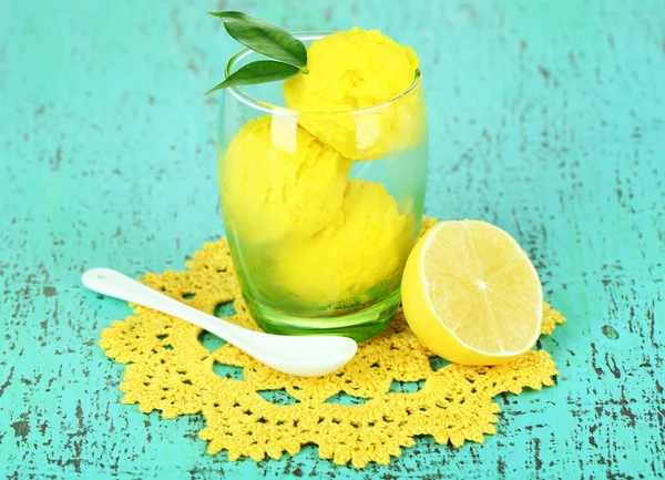 Delicioso sorvete em vidro na mesa de madeira close-up — Fotografia de Stock