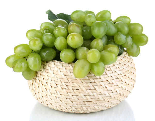 Uvas verdes maduras en cesta aisladas sobre blanco —  Fotos de Stock