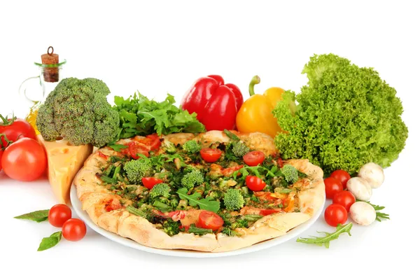 おいしいベジタリアンのピザ、野菜、白で隔離されます。 — ストック写真