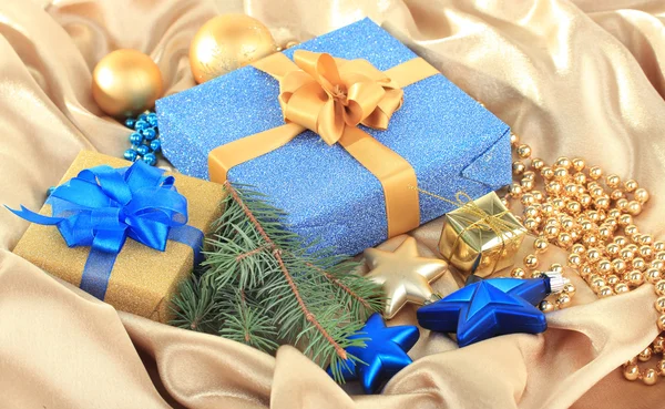Belos presentes brilhantes e decoração de Natal, em pano de seda — Fotografia de Stock
