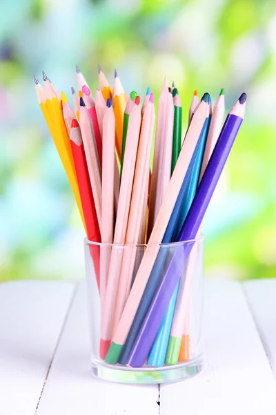 Lápices de colores en vidrio sobre mesa de madera sobre fondo natural —  Fotos de Stock