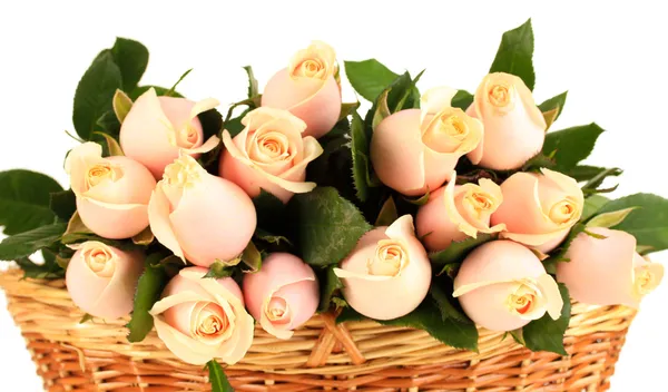 Belo buquê de rosas em cesta, isolado em branco — Fotografia de Stock