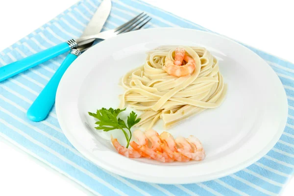 Pasta con gambas en plato blanco, aislada en blanco —  Fotos de Stock