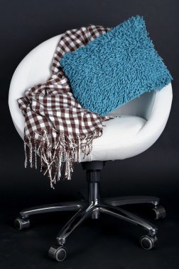 yastık ile beyaz sandalye