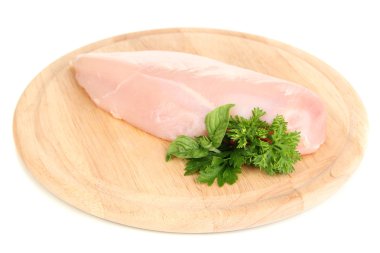 beyaz izole ahşap tahta üzerinde çiğ tavuk fileto