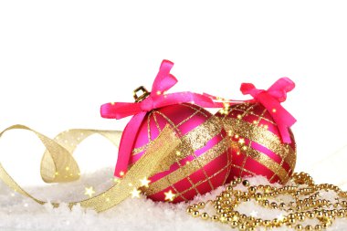 beyaz izole güzel parlak Noel topları karda,