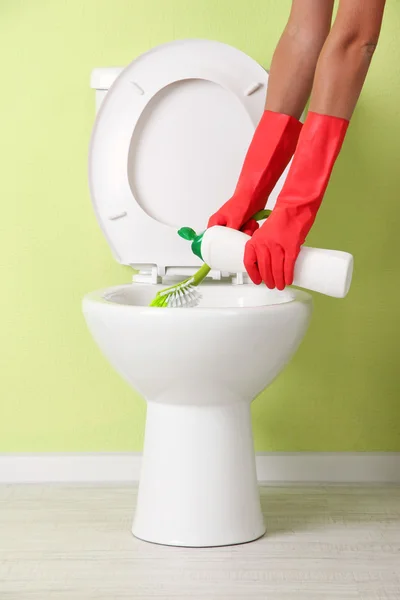 便器の清掃の女性 — ストック写真
