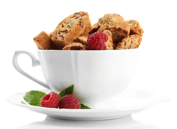 Biscuits savoureux aux framboises dans une tasse isolée sur blanc — Photo