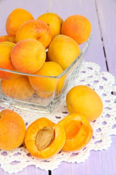 Свежий натуральный абрикос в миске на деревянном столе — стоковое фото