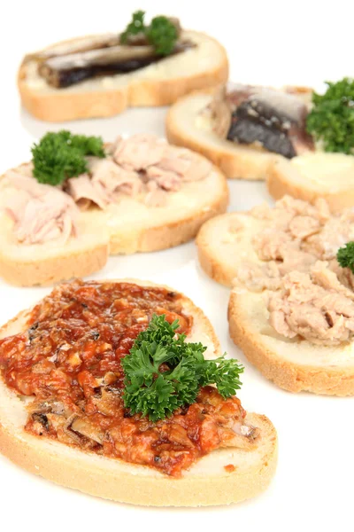 Panini gustosi con tonno e fegato di merluzzo sardine diversi tipi di pesce in scatola, isolato su bianco — Foto Stock