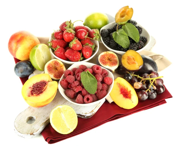 Assortiment van sappig fruit en bessen, geïsoleerd op wit — Stockfoto